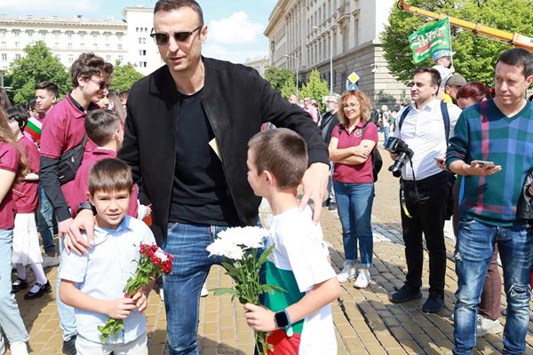 Димитър Бербатов, който заедно с децата от неговата фондация участват в тържествата за 24 май в София, се снима с малки участници в шествието.