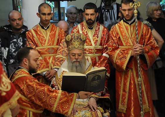 Лично митрополит Николай водеше службата на Преполовение.