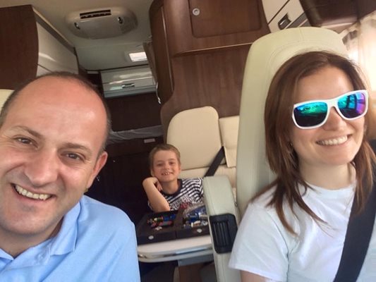 Лидерът на ДСБ Радан Кънев пусна селфи във фейсбук как семейството му тръгва на почивка с кемпера.