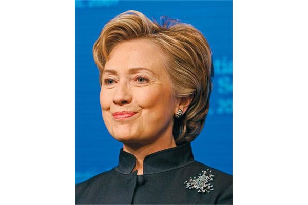 Понякога Хилари Клинтън си поставя и брошки, които бяха отличителен белег на предшественичката и Мадлин Олбрайт. На снимката съпругата на Бил Клинтън е сложила елегантна брошка с аквамарини.
СНИМКИ: РОЙТЕРС