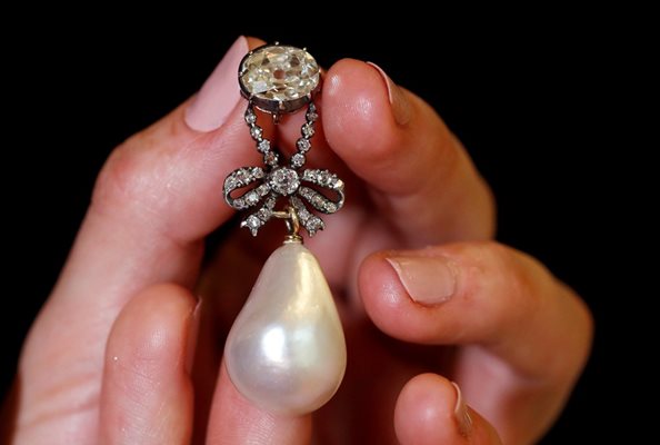 Това диамантено украшение бе продадено за рекордните 36 млн. долара.