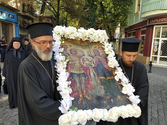 Иконата на свети Архангели, която е била в стария храм.