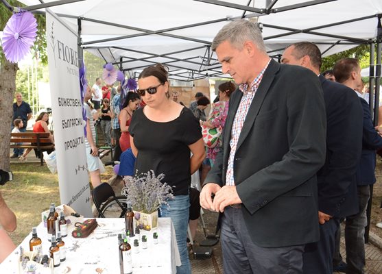 Служебният премиер Стефан Янев намери време да разгледа и фермерския базар, организиран в селото в рамките на Седмия национален фестивал на лавандулата.