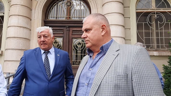 Превозвачът Петко Ангелов и кметът Здравко Димитров след края на преговорите, продължили близо 2 часа.