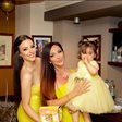 Красиво трио в жълто - Глория с внучка си Галина и дъщеря си Симона (Снимки)