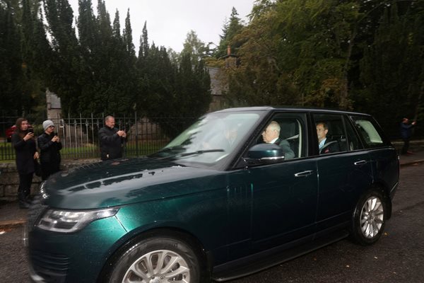 Принц Уилям, заедно с принцовете Андрю, Едуард и съпругата му Софи пристигат в Балморал СНИМКИ: Ройтерс