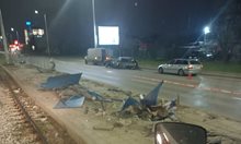 Кола се вряза в спирка на "Ботевградско шосе" в София, има пострадали (Снимки)