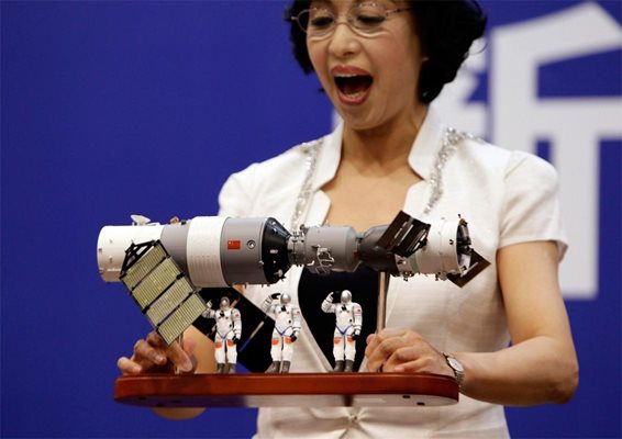 Говорителка на китайската космическа агенция показва модел на кораба “Шънджоу-9”.
СНИМКИ: РОЙТЕРС