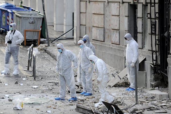 Сапьори отцепиха центъра на Атина заради бомбата.