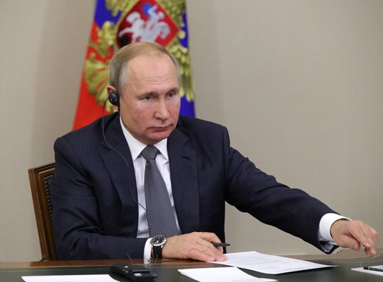 Владимир Путин наблюдава пускането на газопровода в Сочи.