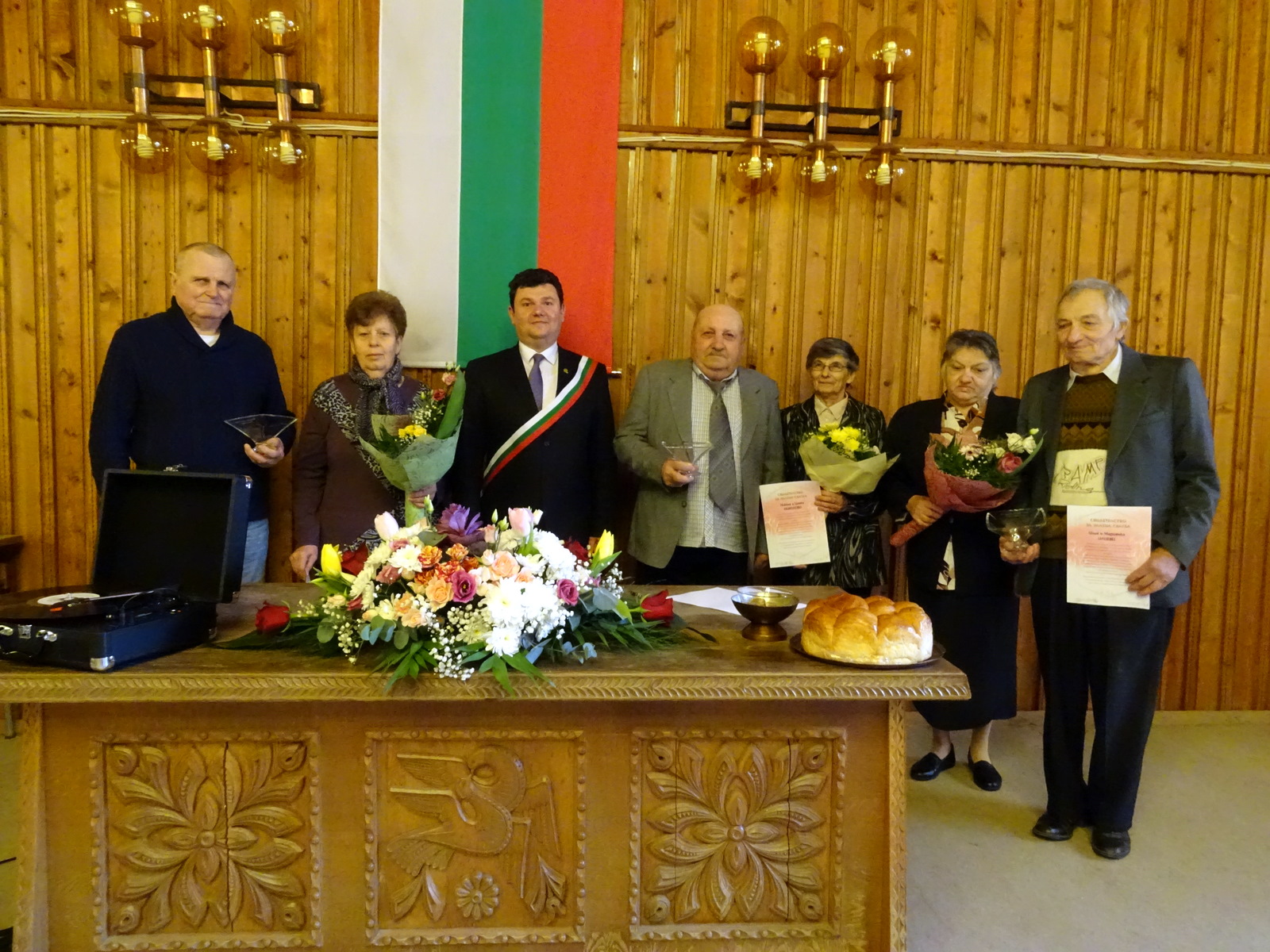 Кметът Пламен Чернев извърши ритуала по преподписване на брачните свидетелства на "златните" двойки