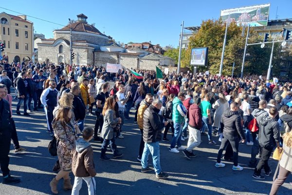 Пловдивски ресторантьори, хотелиери и служители на молове и фитнеси блокираха кръстовището на Чифте баня. Снимки: Авторът