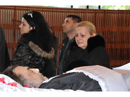 Певицата Тони Димитрова се прощава с колегата си Пламен Ставрев.Стотици бургазлии се стекоха, за да отдадат последна почит към големия бургаски певец. 
СНИМКА: ЛИНА ГЛАВИНОВА