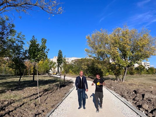 Костадин Димитров (вляво) обяви, че в парк "Кан Крум" ще бъдат изградени нови алеи и детска площадка.