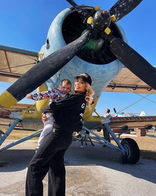 Джулиана Гани заведе сина си в Музея на авиацията