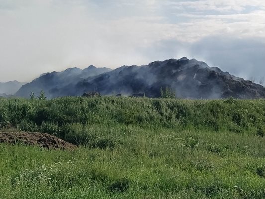 Ще ни изтровят, притесняват се хора от най-близките къщи.