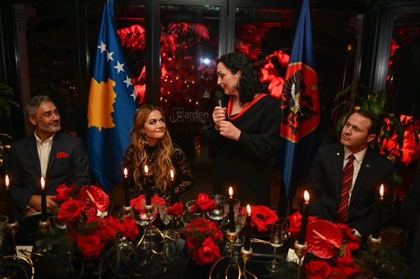 Президентът на Косово Вьоса Османи организира прием за Рита Ора СНИМКА: Фейсбук/Vjosa Osmani