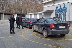 Пловдивски полицаи тренират как да спират коли, да разбиват стъкла и да действат при съпротива (Снимки)