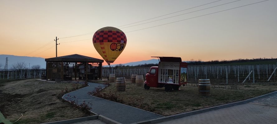 Издигане с балон и кола със занаятчийски сладолед са част от атракциите при винарна "Златен Рожен".