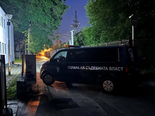 Бус на Съдебната охрана дежури пред дома на Караджов.
