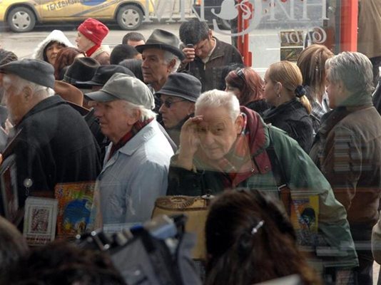 Пенсионери на опашка пред книжарница 
СНИМКА: ПИЕР ПЕТРОВ
