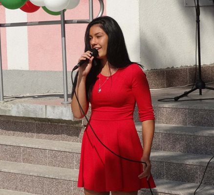 9-класничката Виктория Главчева поздрави съучениците си с песента "На инат".