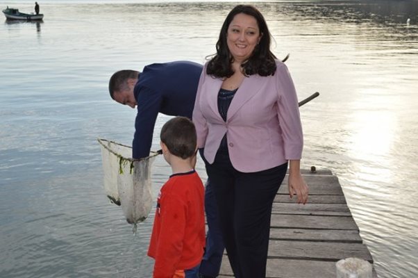 Регионалният министър Лиляна Павлова на риболов по Северното Черноморие. Тази снимка обаче е от предизборна кампания, а не от почивката .