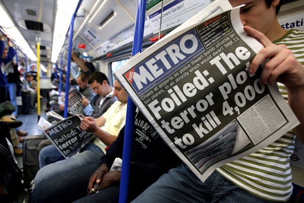 Пътуващи в лондонското метро четат в. “Метро” - един от най-тиражните британски вестници.