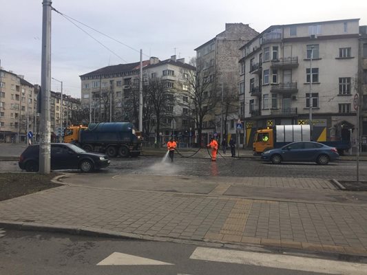 Служители на почистващите фирми миха вчера булеварди и улици в София.