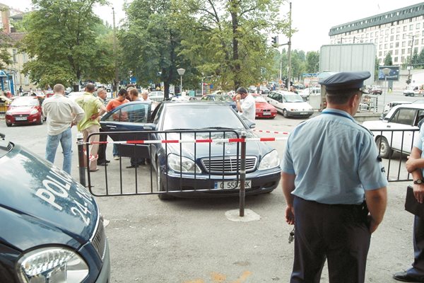 Велев бил закаран до “Пирогов” с мерцедеса си.

СНИМКИ: АРХИВ