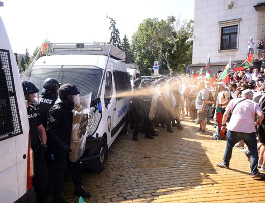 На първото Велико народно въстание полицията отвърна на атаките на протестиращите с лютив спрей.

СНИМКИ: “24 ЧАСА”