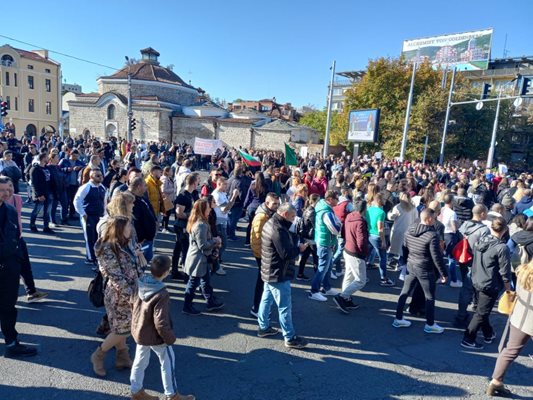 Пловдивски ресторантьори, хотелиери и служители на молове и фитнеси блокираха кръстовището на Чифте баня. Снимки: Авторът
