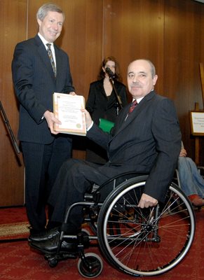 Минчо Коралски (вдясно), самият той с увреждания, ще бъде освободен от поста си в агенцията за хората с увреждания.
СНИМКА: “24 ЧАСА”