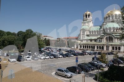 Паркинга за личните автомобили на депутатите до храм-паметника "Св. Ал. Невски"