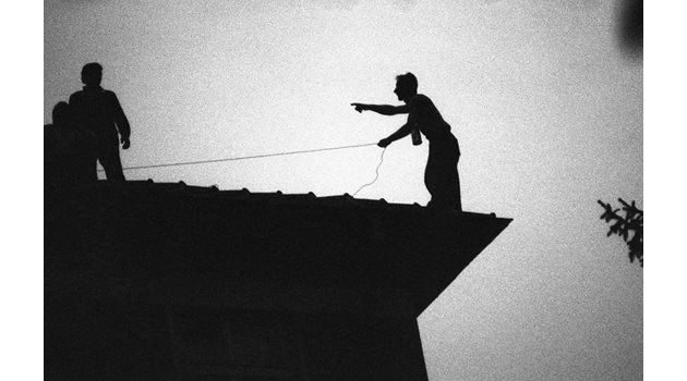 Затворникът, който опитва да се запали на покрива на зандана.
СНИМКА: ИВАН ГРИГОРОВ

