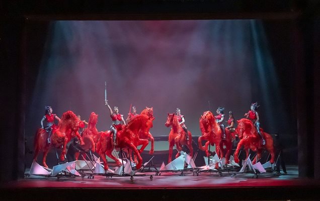 Завладяващите сцени на валкюрите, възседнали фантастичните червени коне, от операта "Валкюра".
Снимка: Софийска опера