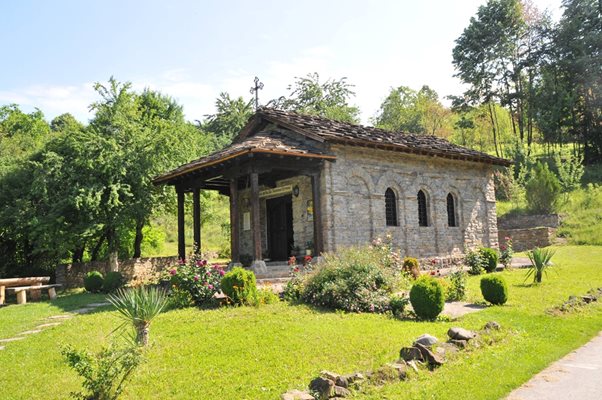 Храмът “Животоносный источник” е изграден с ктиторското усърдие на семейство Бризби, безвъзмездната отдаденост на Милко Шотеков и с помощта на още 14 балканджии.