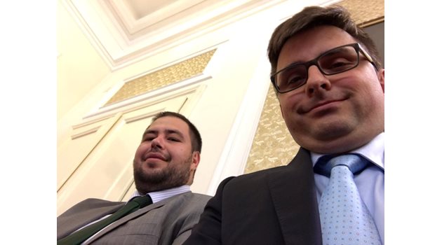“Новият премиер е точно до мен”, пише Йордан Моллов (вдясно) на снимката си с Кирил Джабаров от кулоарите на парламента.

СНИМКА: ФЕЙСБУК