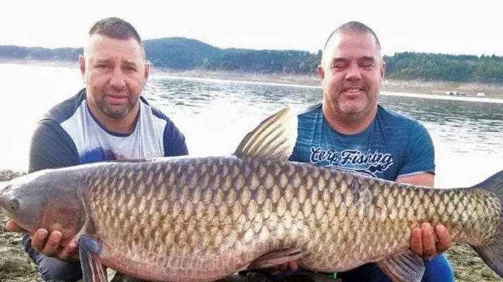 Петьо Стоянов (вляво) държи в ръце водното чудовище