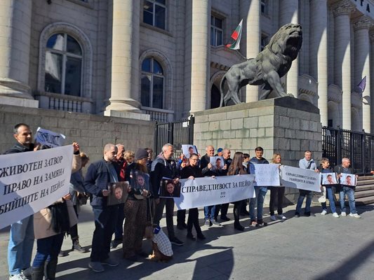 Протест срещу освобождаването на Габриела Славова пред Съдебната палата
Снимка: Велислав НИКОЛОВ