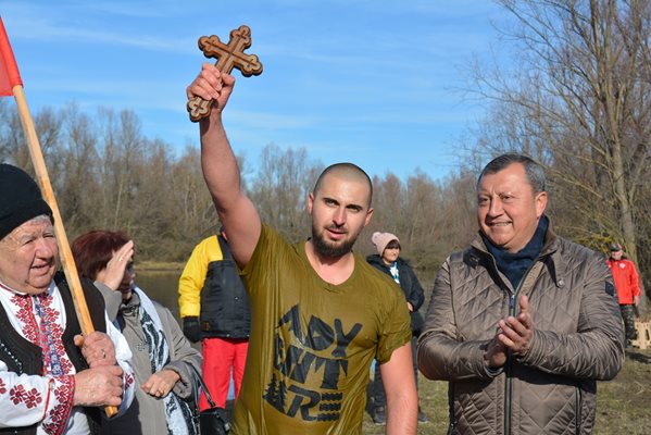 Тодор Балканджиев с осветеното разпятие и кмета Емануил Манолов

Снимка: Община Павликени