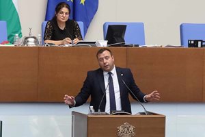 Парламентът започна работа с половин час почивка