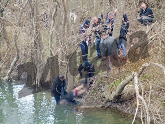 Полицаи вадят трупа на студентката от реката. Не е ясно дали е била изнасилена, или панталоните  са се свлекли от течението на водата. На главата на Вероника има голяма рана.