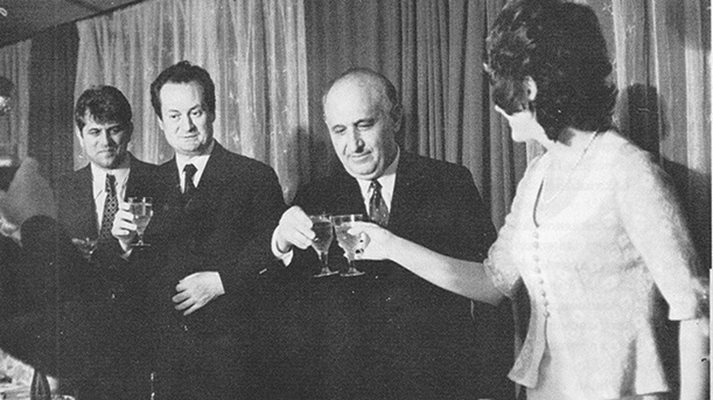 Анахид с наздравица към Тодор Живков в телевизията. Тостът е през 1970 г., когато за шеф на БНТ е назначен Павел Писарев (първият вляво)