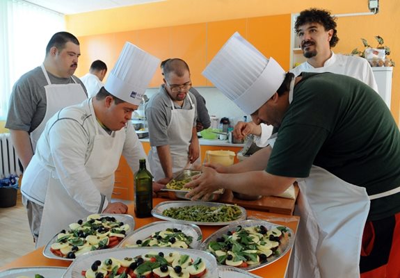 Италиански готвачи учиха хора с ментални увреждания да правят паста и салата “Капрезе”