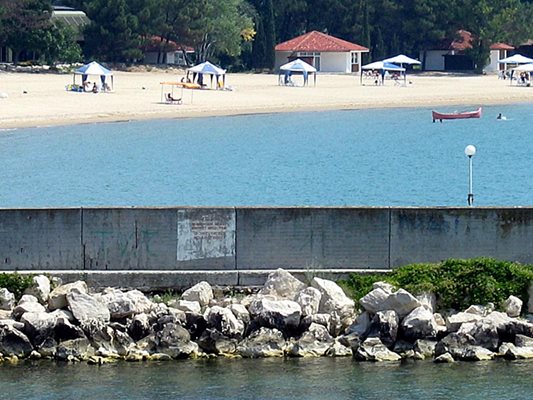 Доста от министрите и депутатите по традиция избират за почивката си “Евксиноград”, чийто плаж е недостъпен за обикновени хора.