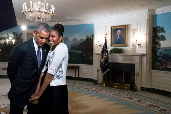 Първата дама щастливо позира до съпруга си преди видеозапис в Белия дом. Датата е 27 март 2015 година.