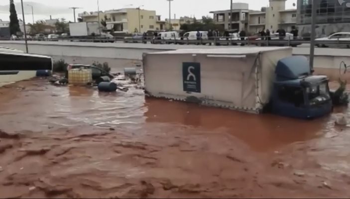 Циклонът отнесе коли в морето