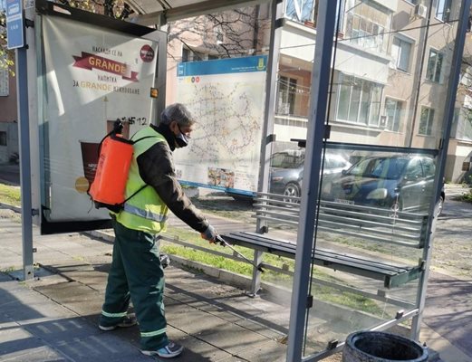 Всеки ден улиците в Пловдив се мият, а спирките се дезинфекцират