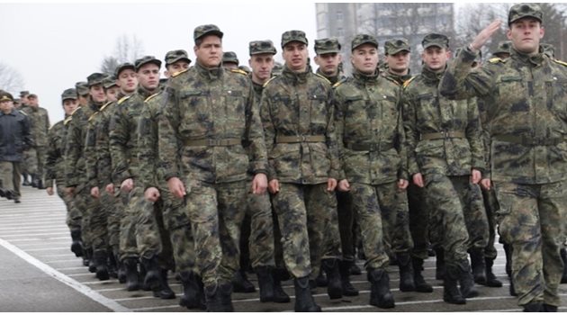 В началото на януари 130 доброволци за резерва облакоха военните униформи за първи път.

СНИМКА: ГЕОРГИ КЮРПАНОВ
